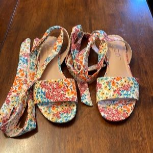 7.5 used colorful flower tie up sandle